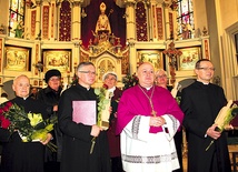  Bp Piotr Greger z nagrodzonymi statuetką św. Mikołaja 