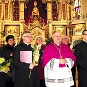  Bp Piotr Greger z nagrodzonymi statuetką św. Mikołaja 
