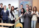 Członkowie Szkolnego Koła Caritas z „Reja” działają pod kierunkiem siostry Zofii Przybył 