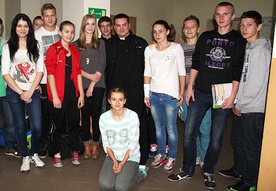  Ks. Tomasz Stanek ze swoimi uczniami z żywieckiej szkoły sportowej