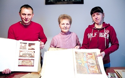  Arnold Wilpert z mamą Gertrudą i żoną Gabrielą prezentują dzieła ks. Josefa 