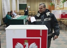  Jeden z ostatnich głosujących w Kędzierzynie-Koźlu