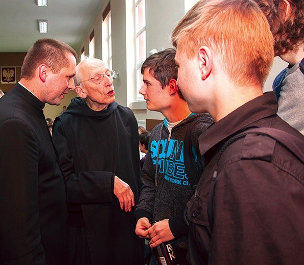  Podczas wizyty w Koszalinie o. Leon spotkał się nie tylko z licealistami. Także dorośli mieli okazję porozmawiać z zakonnikiem i dostać jego autograf