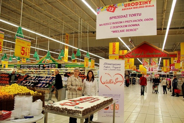 - Tort nie jest nasze pierwsze wspólne przedsięwzięcie - przypominają: Agnieszka Kucharska-Capłap, dyrektor Auchan w Bielsku-Białej i Małgorzata Martyniak, prezes "Wielkiego Serca"