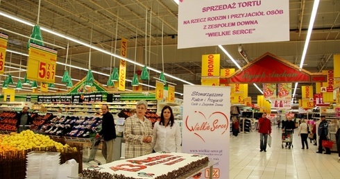 - Tort nie jest nasze pierwsze wspólne przedsięwzięcie - przypominają: Agnieszka Kucharska-Capłap, dyrektor Auchan w Bielsku-Białej i Małgorzata Martyniak, prezes "Wielkiego Serca"