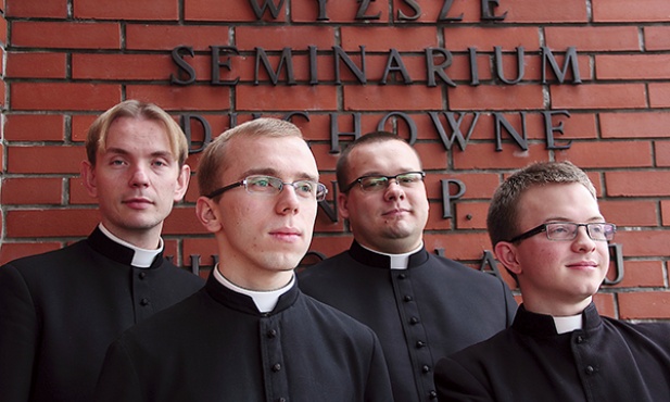  Od lewej klerycy: Bartłomiej Borowski, Jakub Zakrzewski, Jakub Kita i Adrian Czerwiński
