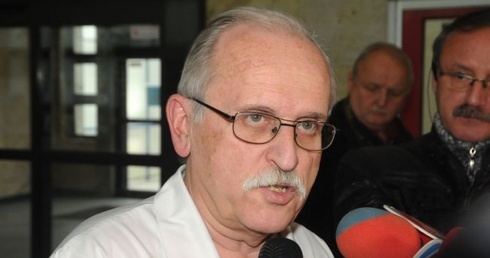 Adaś sięga po zabawki i reaguje na pytania