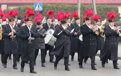 Orkiestra przyprowadziła górniczy pochód do kościoła św. Urbana w Brzeszczach