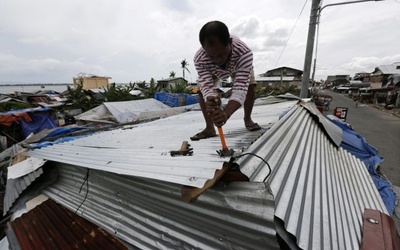 Dziesiątki tysięcy ludzi uciekają przed tajfunem