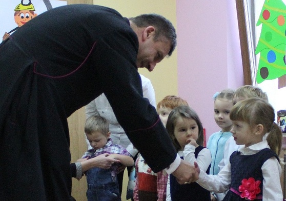 Maluchy z Brzeszcz gościły w swoim przedszkolu biskupa Romana Pindla