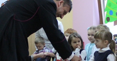 Maluchy z Brzeszcz gościły w swoim przedszkolu biskupa Romana Pindla