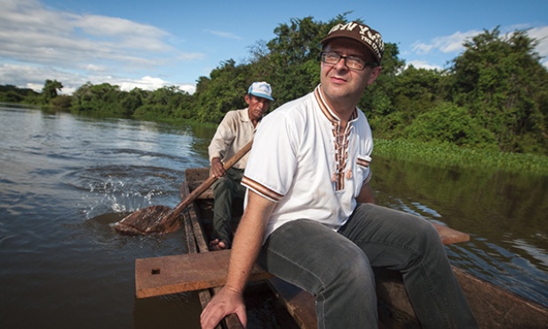 Ojciec Kasper Mariusz Kaproń OFM podczas przeprawy przez rzekę Rio Blanco