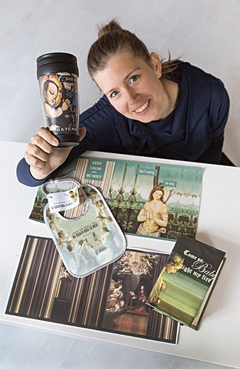 Dorota z zaprojektowanymi przez siebie okładkami na Biblię, kubkiem na kawę i anielskim śliniaczkiem 