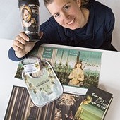 Dorota z zaprojektowanymi przez siebie okładkami na Biblię, kubkiem na kawę i anielskim śliniaczkiem 