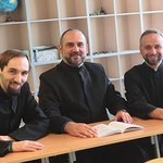 „Pijarzy są jak nasi aniołowie” – mówią dzieci. Od lewej br. Janusz,  Dudek, o. Wojciech Wojda, dyrektor, oraz o. Marek Barczewski