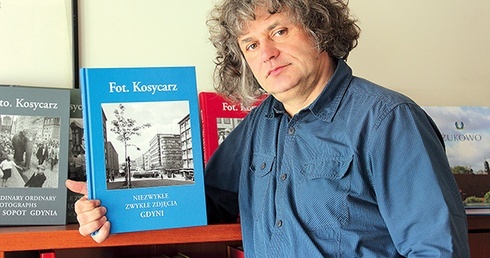  Maciej Kosycarz z najnowszym albumem, tym razem poświęconym Gdyni