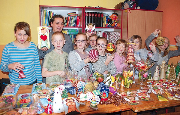  S. Małgorzata Binkowska i dzieci pokazują wykonane w świetlicy  świąteczne ozdoby