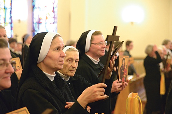  Z uroczystej inauguracji Roku Życia Konsekrowanego uczestnicy zabrali do domów zakonnych repliki symboli Światowych Dni Młodzieży – krzyż i ikonę Matki Bożej Salus Populi Romani