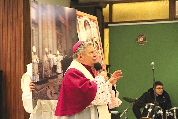 Bp Henryk Tomasik opowiada o symbolach ŚDM w Radomiu w kościele MB Miłosierdzia