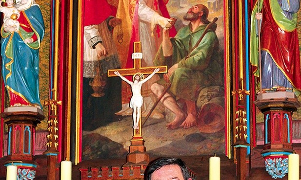 Ks. Jan Suchecki we wnętrzu świątyni