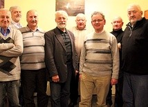 O stanie wojennym opowiadają (od lewej):  Jan Gaca, Józef Sławiński, za nimi Jerzy Czarnecki,  Jan Rzepa, Franciszek Kamiński, Zbigniew Szczechowiak, Tadeusz Pomoryn i za nimi Andrzej Poroszewski