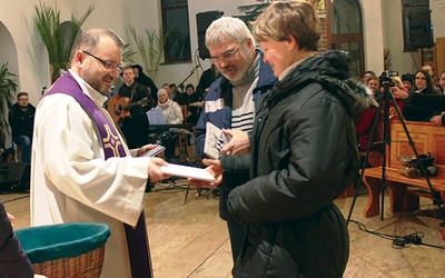 Ks. Przemysław Sawa i dorośli laureaci roratniego konkursu z nagrodami