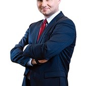 Andrzej Duda jest doktorem nauk prawnych, nauczycielem akademickim, studia ukończył na Wydziale Prawa i Administracji Uniwersytetu Jagiellońskiego. Był podsekretarzem stanu w Ministerstwie Sprawiedliwości, członkiem Trybunału Stanu, podsekretarzem stanu w Kancelarii Prezydenta Lecha Kaczyńskiego, posłem na Sejm poprzedniej kadencji, obecnie jest deputowanym do Parlamentu Europejskiego. Ma 42 lata, jest żonaty, ma córkę.