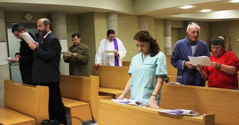 Uczestników maltańskiej modlitwy w Bielsku-Białej jest na razie garstka, ale ufają, że dołączą do nich inni