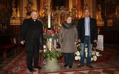 Zabytkowy dzwon z Bawarii do Bielan przywieźli: ks. kan. Andrzej Zając, Regina Luranc i Paweł Korczyk