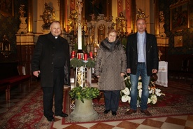 Zabytkowy dzwon z Bawarii do Bielan przywieźli: ks. kan. Andrzej Zając, Regina Luranc i Paweł Korczyk