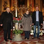 Zabytkowy dzwon z Bawarii do Bielan przywieźli: ks. kan. Andrzej Zając, Regina Luranc i Paweł Korczyk
