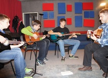 Marek Kozłowski uczył młodzież gry na gitarze od podstaw