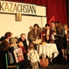 Na scenie z ks. Pawłem Nowakiem (w roli ks. Bukowińskiego) występują całe rodziny JaNowego Teatru