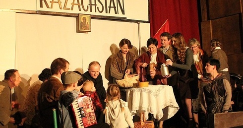 Na scenie z ks. Pawłem Nowakiem (w roli ks. Bukowińskiego) występują całe rodziny JaNowego Teatru