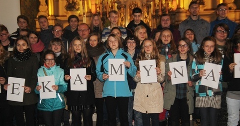 Modlitwę młodzieży w Bielanach zakończyła wspólna fotografia