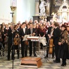 W finale wszystkie zaproszone chóry zaśpiewały pod dyrekcją Marii Gruchel, kończąc występ wspólną modlitwą