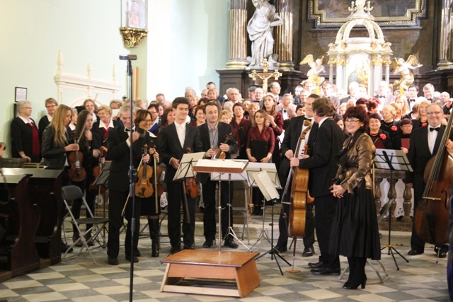 W finale wszystkie zaproszone chóry zaśpiewały pod dyrekcją Marii Gruchel, kończąc występ wspólną modlitwą