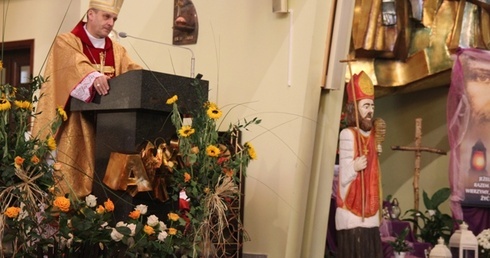 Bp Roman Pindel podczas homilii skierowanej do pszczelarzy