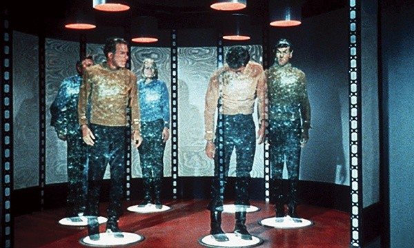 Kadr z filmowej sagi  science fiction „Star Trek”,  której bohaterowie z teleportacji korzystali bardzo często 