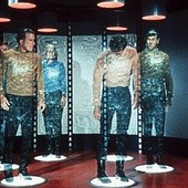 Kadr z filmowej sagi  science fiction „Star Trek”,  której bohaterowie z teleportacji korzystali bardzo często 