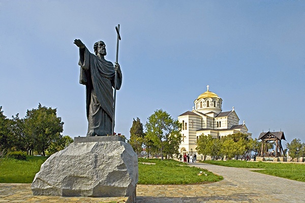 Sobór św. Włodzimierza w Chersonezie Taurydzkim oraz jego pomnik upamiętniają chrzest władcy Rusi Kijowskiej w 988 r. 
