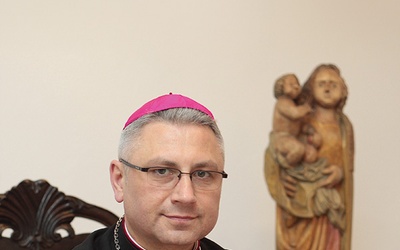 Bp Artur Miziński jest biskupem pomocniczym archidiecezji lubelskiej  i sekretarzem generalnym Konferencji Episkopatu Polski, doktorem habilitowanym nauk prawnych w zakresie prawa kanonicznego. Święcenia kapłańskie otrzymał w 1989 r. Ma 49 lat. 