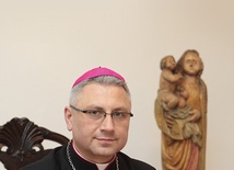 Bp Artur Miziński jest biskupem pomocniczym archidiecezji lubelskiej  i sekretarzem generalnym Konferencji Episkopatu Polski, doktorem habilitowanym nauk prawnych w zakresie prawa kanonicznego. Święcenia kapłańskie otrzymał w 1989 r. Ma 49 lat. 