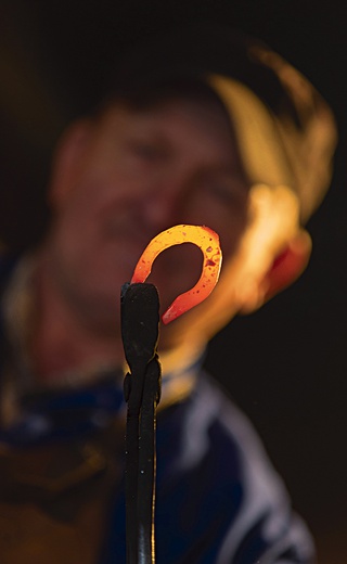 Między młotem a kowadłem