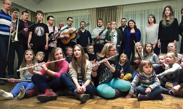 Zaczęło się od rodzinnego kolędowania w Boże Narodzenie. W tym roku zespół Ę-dur wydaje pierwszą płytę