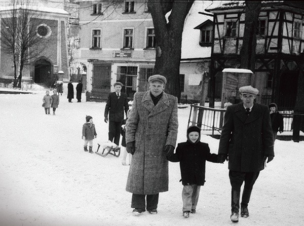 Zdjęcia zostały wykonane  w 1947 lub 1948 r. Przedstawiają pierwsze święta Bożego Narodzenia  w kościele  św. Barbary  w Walimiu. Widać świąteczną Eucharystię,  ludzi modlących się przy pierwszej,  jeszcze bardzo  ubogiej szopce betlejemskiej,  oraz ciepło ubrane osoby wychodzące  z kościoła  w mroźny  poranek