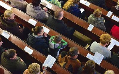  Wolnego miejsca w kościelnych ławkach coraz więcej