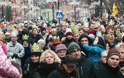  Jak co roku uczestnicy marszu zostaną wyposażeni w orszakowe korony oraz śpiewniki. Później, do godz. 15,  wspólne kolędowanie na pl. Piłsudskiego, a od godz. 16 – na pl. Zamkowym