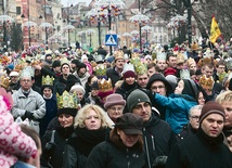  Jak co roku uczestnicy marszu zostaną wyposażeni w orszakowe korony oraz śpiewniki. Później, do godz. 15,  wspólne kolędowanie na pl. Piłsudskiego, a od godz. 16 – na pl. Zamkowym