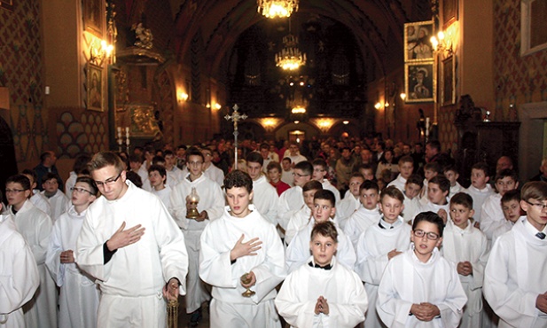 Ministranci przed obrzędem ustanowienia lektorów  w żywieckiej konkatedrze
